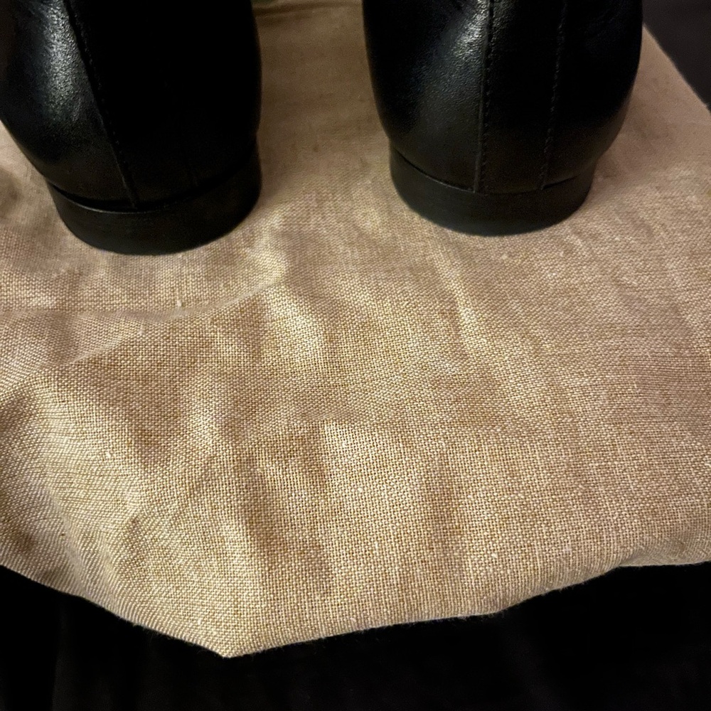 Gucci women’s Black Leather Loafers with Gold Hardware - Picture 6 of 6